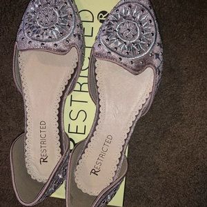 Beautiful flat- perfect for that summer outfit!